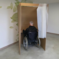 Isoloir de vote carton PMR avec électeur