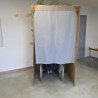 Isoloir de vote carton PMR fermé avec électeur