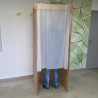 Isoloir de vote carton fermé avec électeur