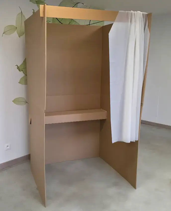 Isoloir en carton PMR avec rideau ouvert