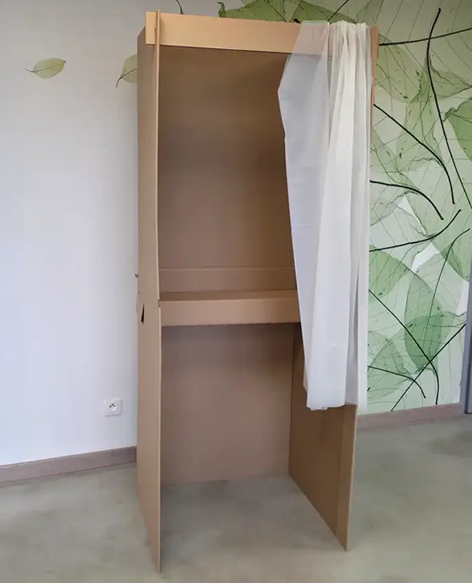 Isoloir en carton standard avec rideau ouvert