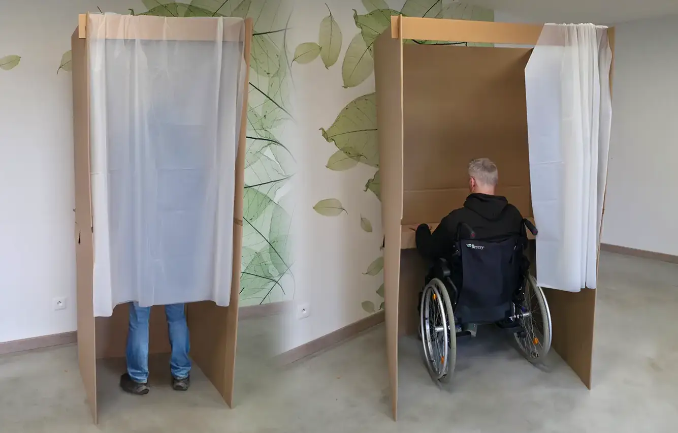 Isoloirs carton standard et PMR côte à côte